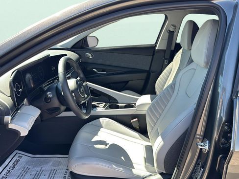 Used 2025 Hyundai Elantra Limited image 16