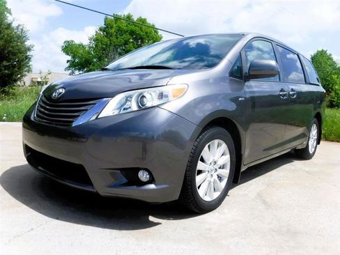 Used 2017 Toyota Sienna XLE AWD/4WD image 3
