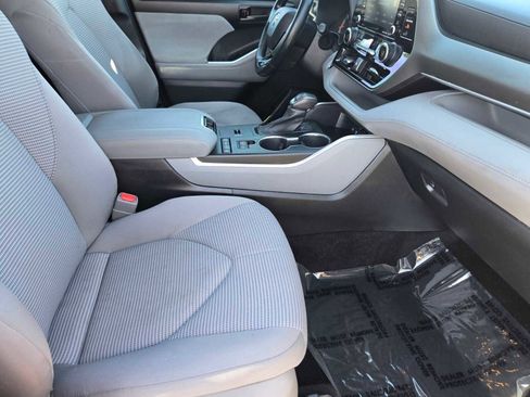 Used 2021 Toyota Highlander LE image 11