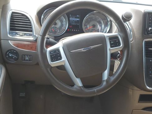 Used 2012 Chrysler Town & Country Touring w/ Entertainment Group #1 FWD image 10