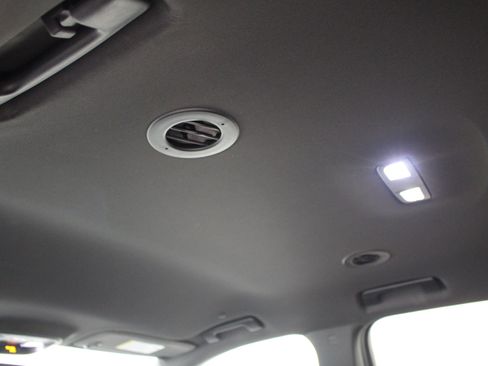 Used 2022 Chevrolet Traverse LT FWD image 22