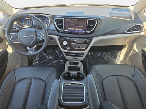 Used 2024 Chrysler Pacifica Touring-L FWD image 9