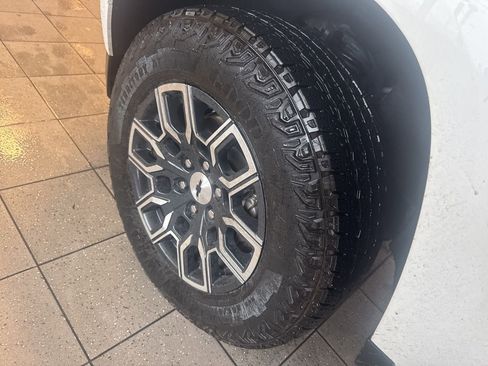 Used 2024 Chevrolet Colorado Z71 w/ Z71 Convenience Package 2 AWD/4WD image 8