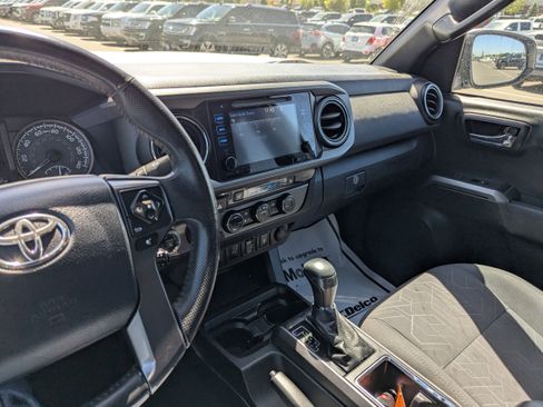Used 2017 Toyota Tacoma TRD Off-Road w/ Premium & Technology Package AWD/4WD image 21