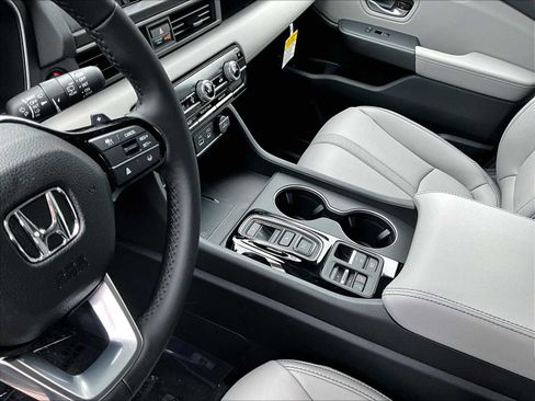 New 2025 Honda Pilot Touring image 14