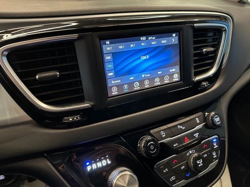 Used 2020 Chrysler Pacifica Touring-L w/ S Appearance Package image 11