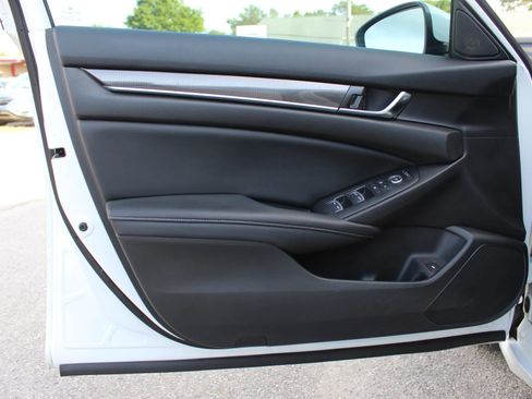 Used 2018 Honda Accord Sport image 10
