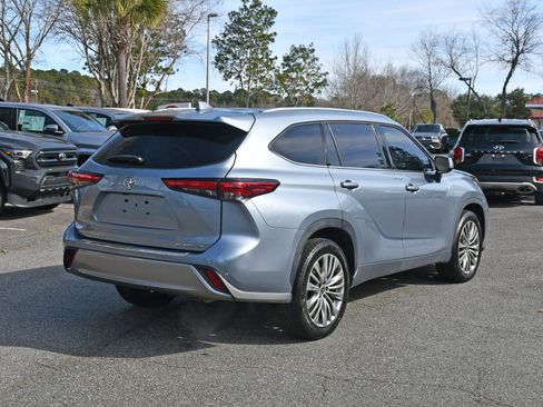 Used 2021 Toyota Highlander Platinum image 4