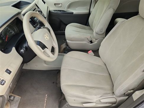 Used 2012 Toyota Sienna LE image 16
