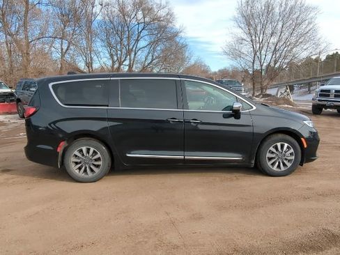 Used 2023 Chrysler Pacifica Limited image 9