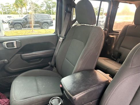 Used 2018 Jeep Wrangler Unlimited Sport image 7