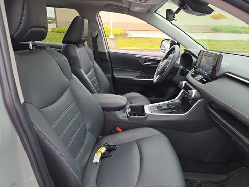 Used 2022 Toyota RAV4 XLE Premium AWD/4WD image 9