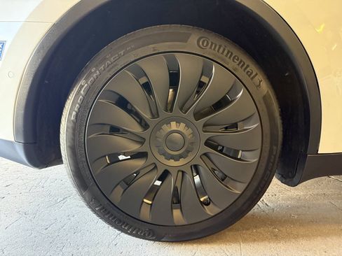 Used 2021 Tesla Model Y Long Range AWD/4WD image 32