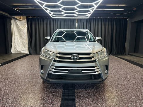 Used 2017 Toyota Highlander XLE AWD/4WD image 2