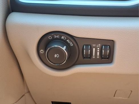 Used 2024 Chrysler Pacifica Touring-L FWD image 13