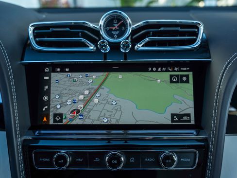 Used 2023 Bentley Bentayga Extended Wheelbase image 33