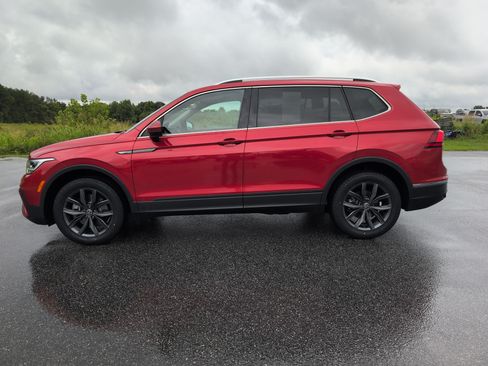 Used 2023 Volkswagen Tiguan SE FWD image 3