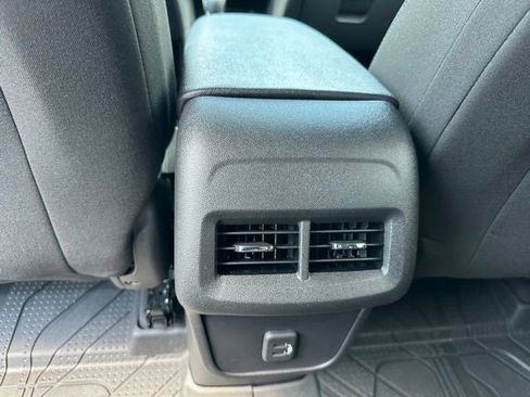 Used 2023 Chevrolet Equinox LT FWD image 25