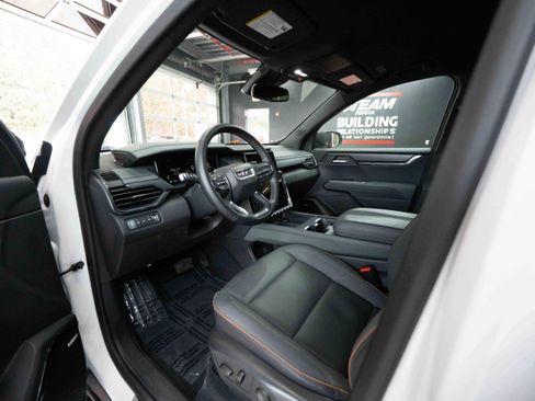 Used 2024 GMC Acadia AT4 w/ Luxury Package image 8