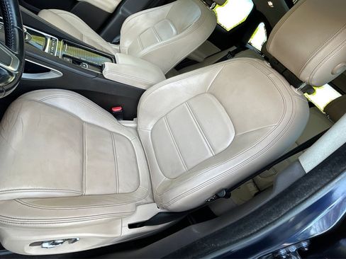 Used 2019 Jaguar F-PACE Prestige image 11