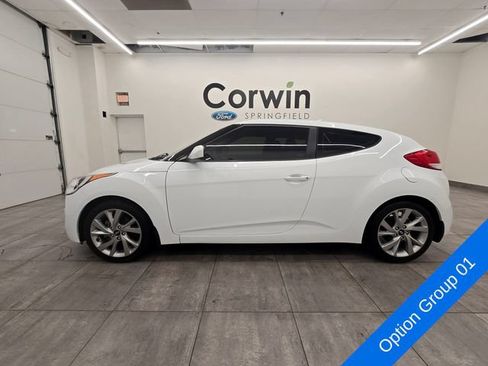 Used 2016 Hyundai Veloster FWD image 2