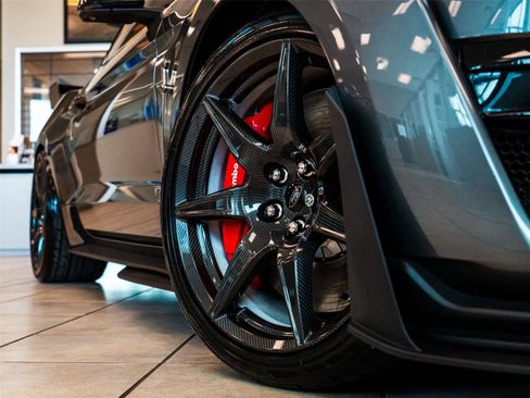 Used 2021 Ford Mustang Shelby GT500 w/ Carbon Fiber Track Pack RWD image 2