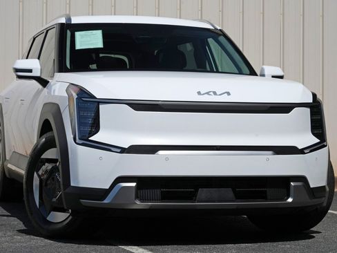 Used 2026 Kia EV9 Wind AWD/4WD image 4