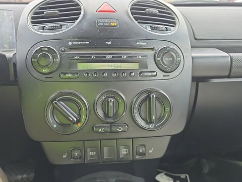 Used 2010 Volkswagen Beetle Convertible image 22