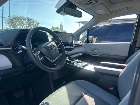 Used 2025 Toyota Sienna XLE w/ XLE Plus Package FWD image 13