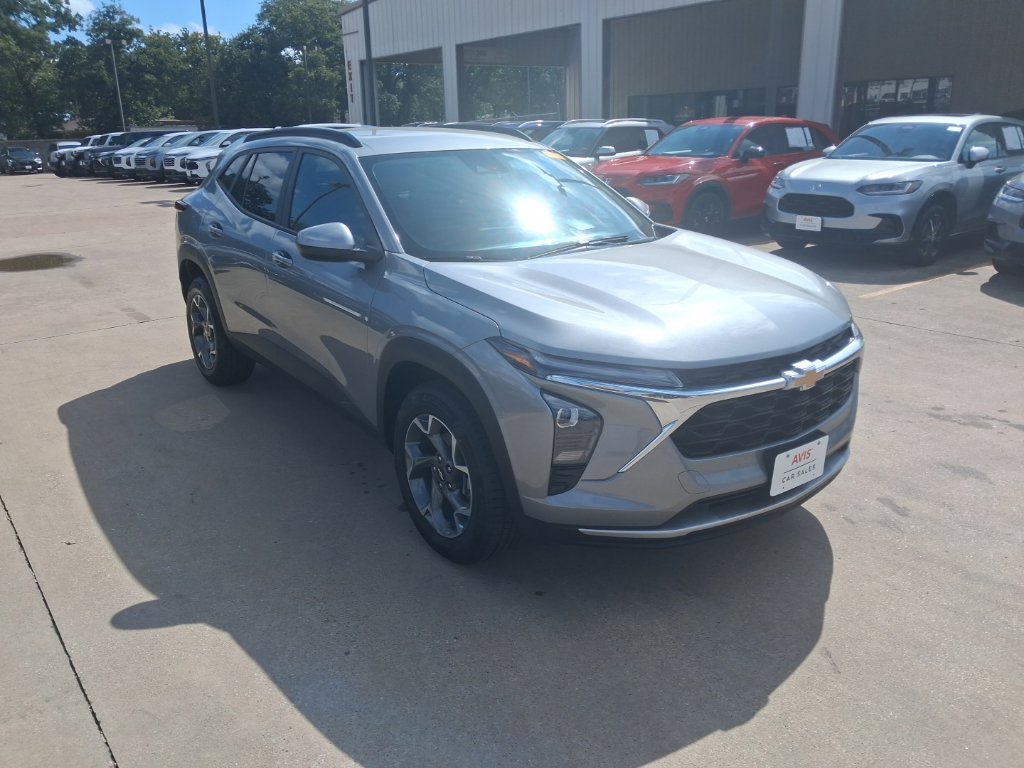 Used 2025 Chevrolet Trax LT w/ LT Convenience Package FWD image 6