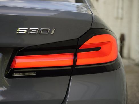 Used 2021 BMW 530i w/ M Sport Package RWD image 11