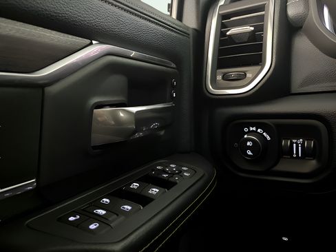 Used 2025 RAM 2500 Laramie AWD/4WD image 22