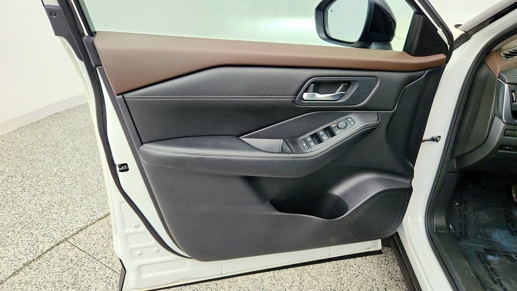 Used 2023 Nissan Rogue SV w/ SV Premium B Package FWD image 10
