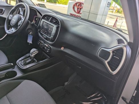 Used 2023 Kia Soul LX w/ LX Technology Package image 6