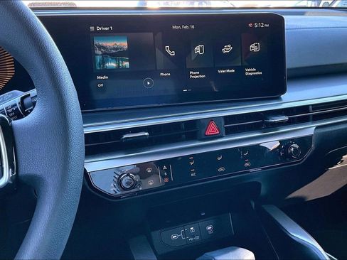 Used 2025 Kia Sorento LX image 8