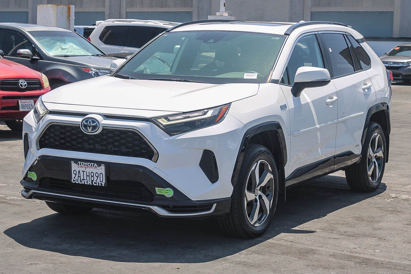 Used 2022 Toyota RAV4 SE w/ Weather & Moonroof Package AWD/4WD image 3