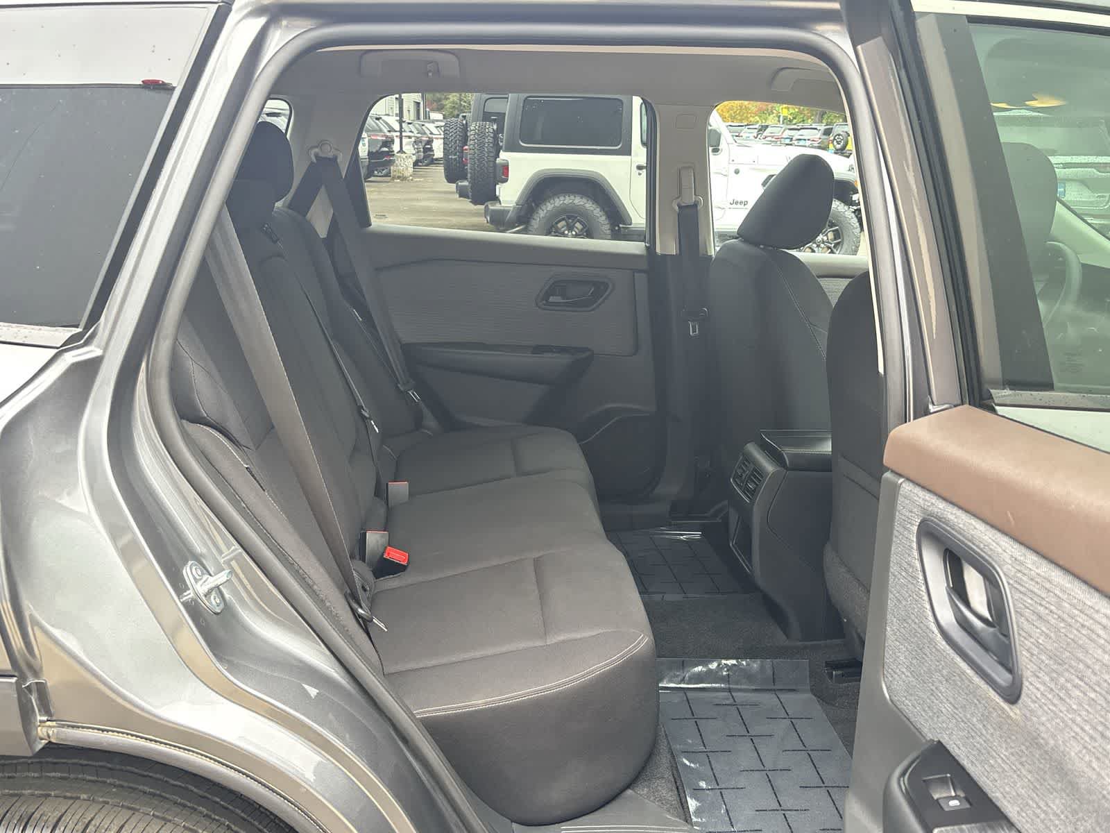 Used 2023 Nissan Rogue S AWD/4WD image 10