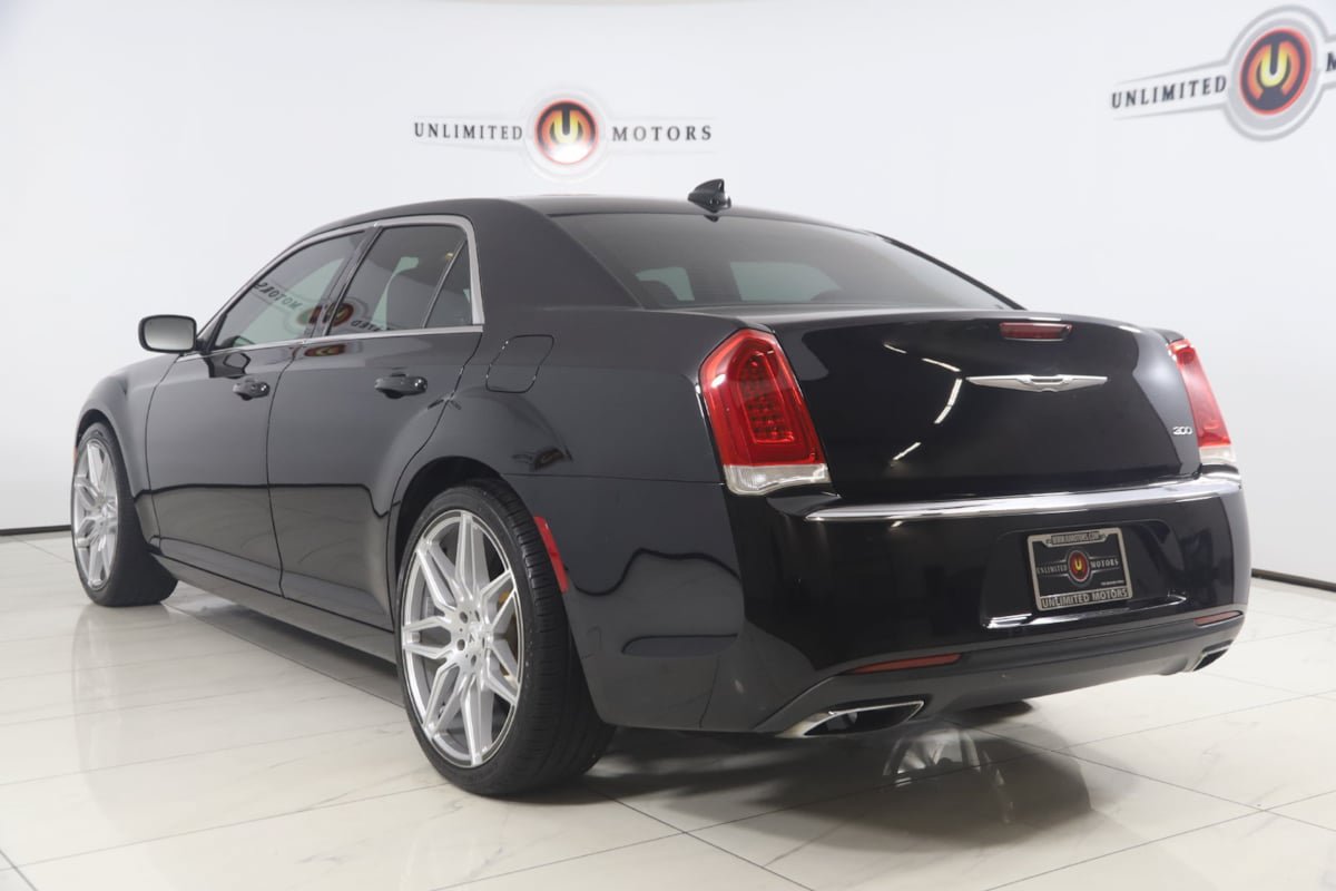 Used 2015 Chrysler 300 Limited RWD image 4