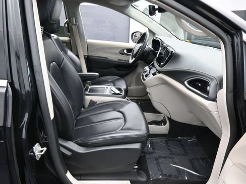 Used 2023 Chrysler Pacifica Touring-L FWD image 42