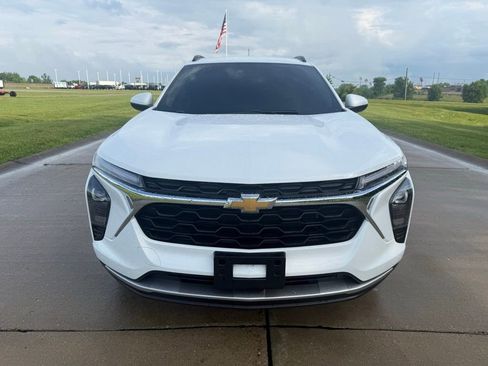 Used 2024 Chevrolet Trax LT w/ LT Convenience Package FWD image 10