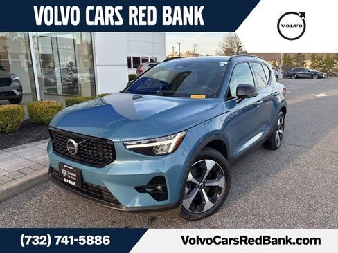 Certified 2025 Volvo XC40 B5 Plus AWD/4WD image 1