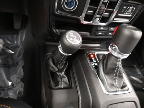 Used 2024 Jeep Gladiator Sport w/ Premium Package image 25