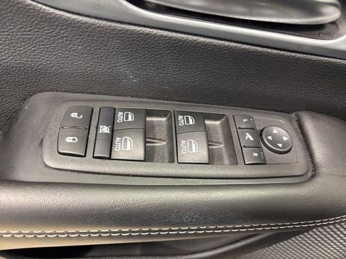 Used 2026 Chrysler Pacifica Limited FWD image 33