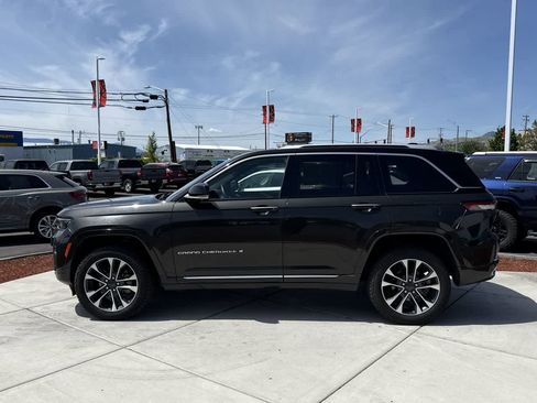 Used 2023 Jeep Grand Cherokee Summit w/ Luxury Tech Group V AWD/4WD image 2