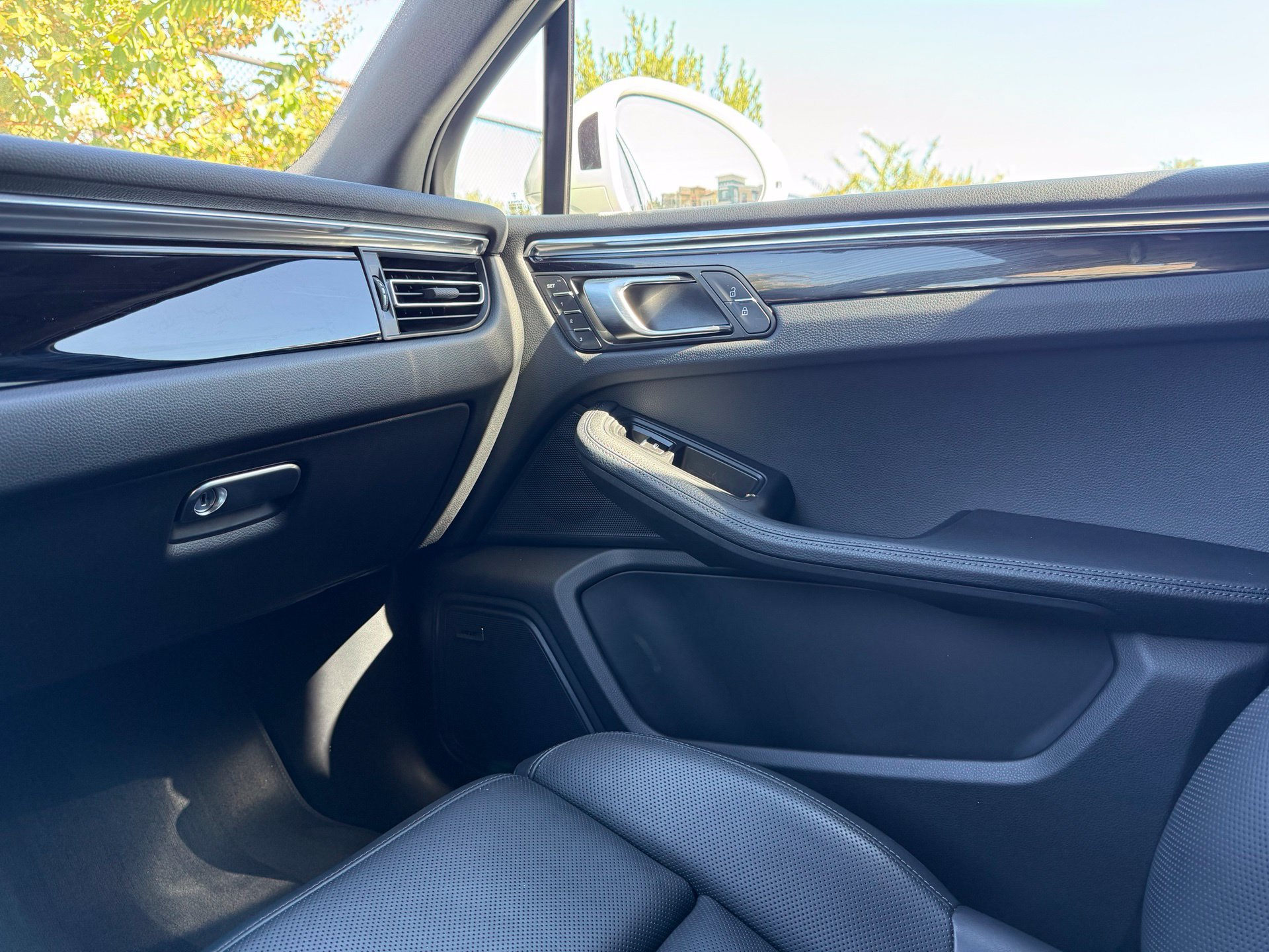 Used 2026 Porsche Macan AWD/4WD image 25