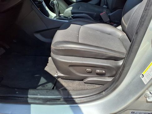 Used 2022 Chevrolet Trax LT w/ LT Convenience Package AWD/4WD image 18