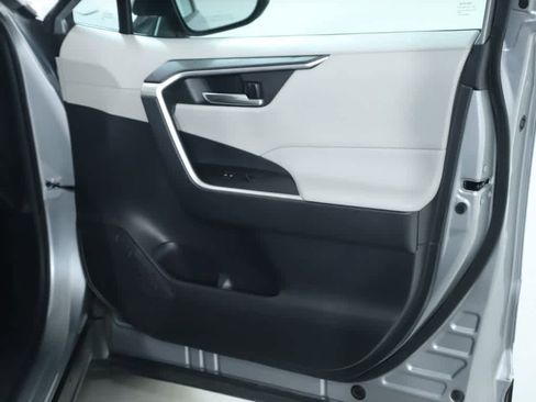 Certified 2020 Toyota RAV4 XLE image 33