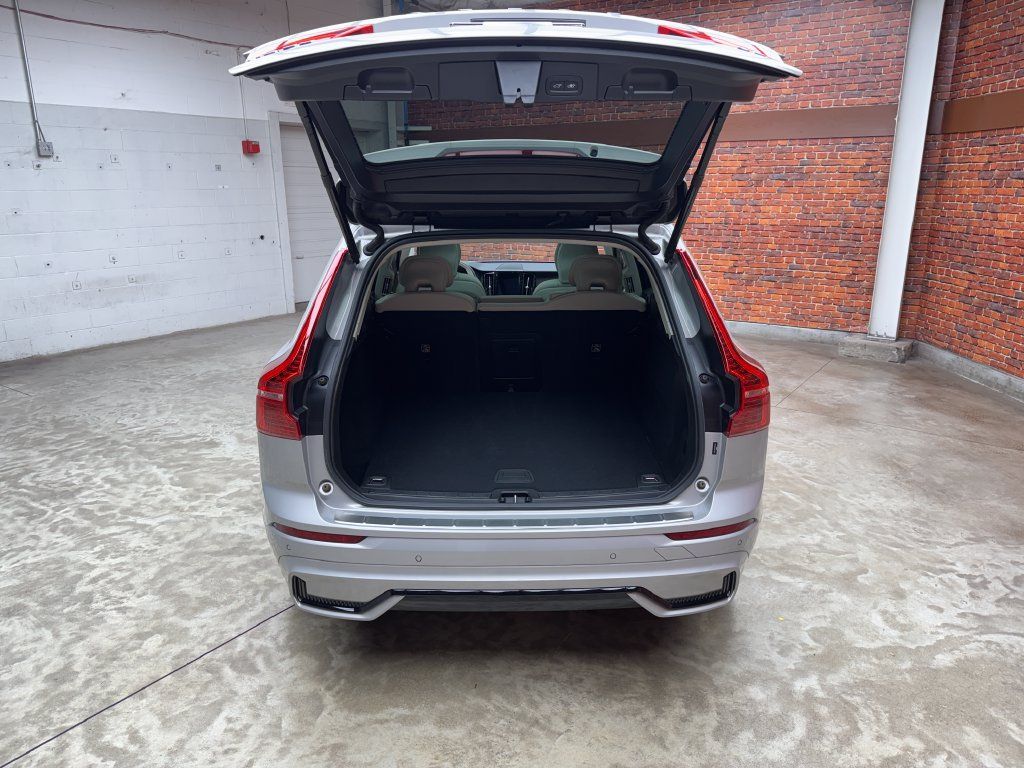 Used 2024 Volvo XC60 B5 Core w/ Protection Package Premier AWD/4WD image 25