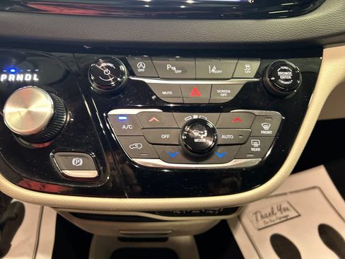 Used 2023 Chrysler Pacifica Touring-L FWD image 19