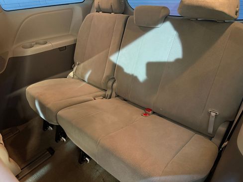 Used 2019 Toyota Sienna L image 33